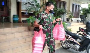 Babinsa Membagikan Makanan Berbuka Untuk Para Warga, Sabtu (09/04/2022), (Foto: V24/AL)