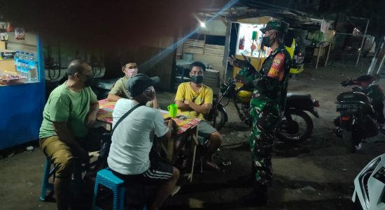 Babinsa Menghimbau Warga Untuk Tetap Rukun dan Harmonis, Sabtu (09/04/2022), (Foto: V24/AL)