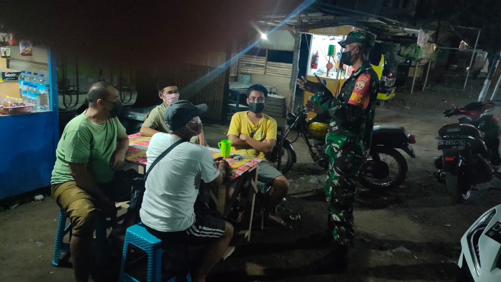 Babinsa Menghimbau Warga Untuk Tetap Rukun dan Harmonis, Sabtu (09/04/2022), (Foto: V24/AL)