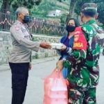 Koramil Membagikan Takjil Gratis Kepada Pengguna Jalan yang Melintas, Sabtu (09/04/2022), (Foto: V24/Rudi) Koramil Membagikan Takjil Gratis Kepada Pengguna Jalan yang Melintas, Sabtu (09/04/2022), (Foto: V24/Rudi)