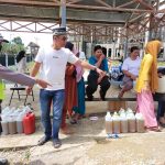 Polsek Bersama Warga Menunjuk Jerry Can yang Berisi Minyak Goreng Curah, Minggu (10/04/2022), (Foto: V24/AL)