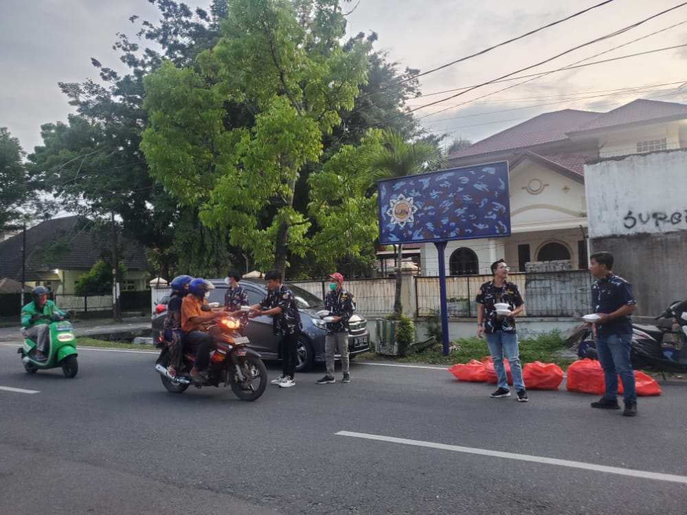 Universitas Methodist Medan Membagikan Bukaan Gratis, Sabtu (09/04/2022), (Foto: V24/Jacky)