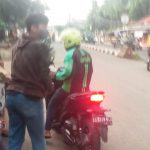 Berbagai Sukarelawan Berbagi Takjil Kepada Pengendara, Minggu (10/04/2022), (Foto: V24/AL)