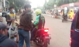 Berbagai Sukarelawan Berbagi Takjil Kepada Pengendara, Minggu (10/04/2022), (Foto: V24/AL)