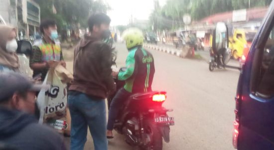 Berbagai Sukarelawan Berbagi Takjil Kepada Pengendara, Minggu (10/04/2022), (Foto: V24/AL)