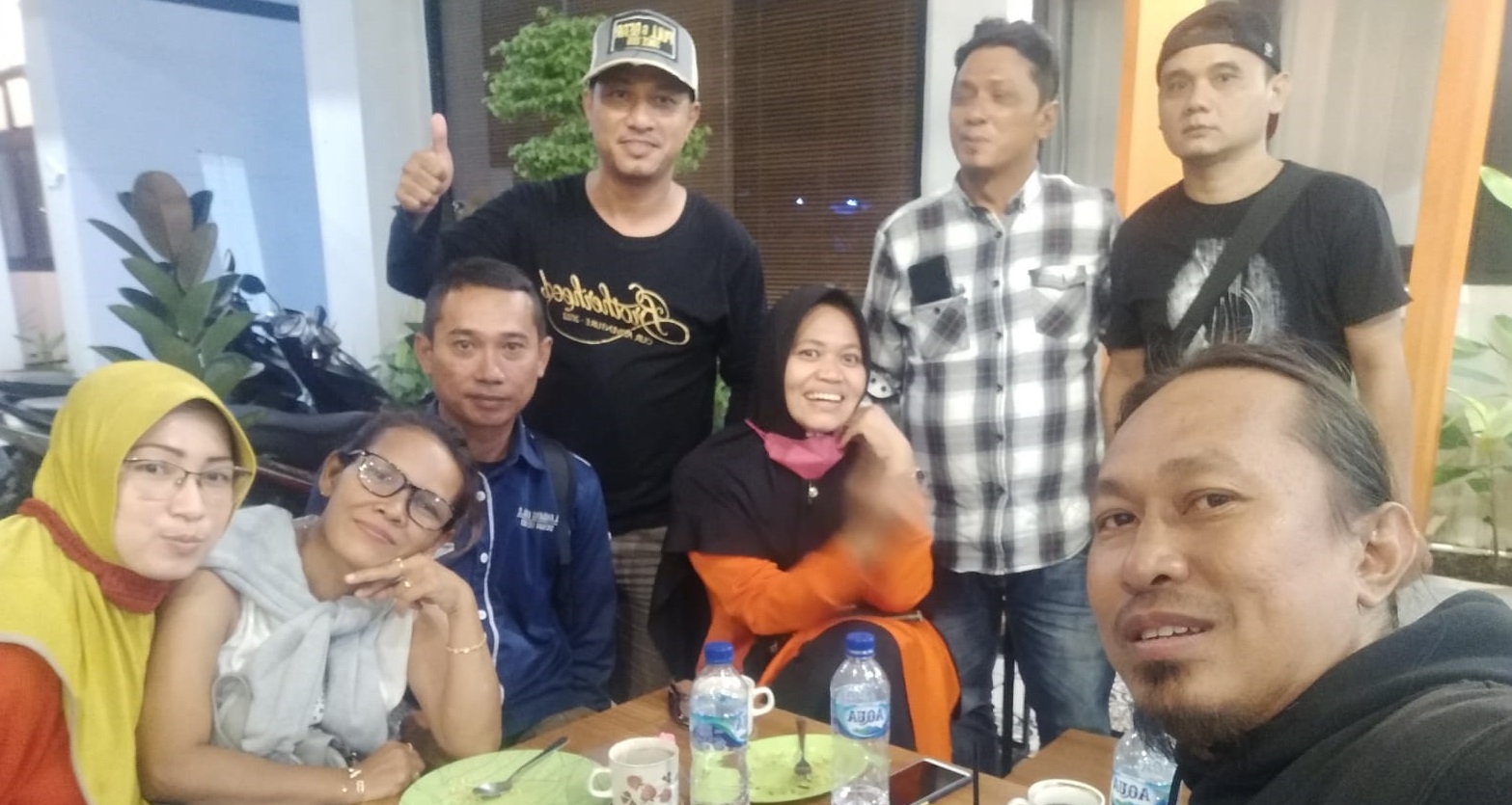 Ikatan Alumni Patriot Sedang Berkumpul dan Selfie, Minggu (10/04/2022), (Foto: V24/AL)