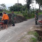 Babinsa Bersama Warga Bersatu Membangun Jalan, Selasa (11/04/2022), (Foto: V24/Rudi)