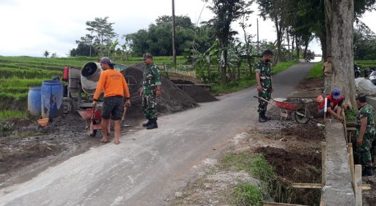 Babinsa Bersama Warga Bersatu Membangun Jalan, Selasa (11/04/2022), (Foto: V24/Rudi)