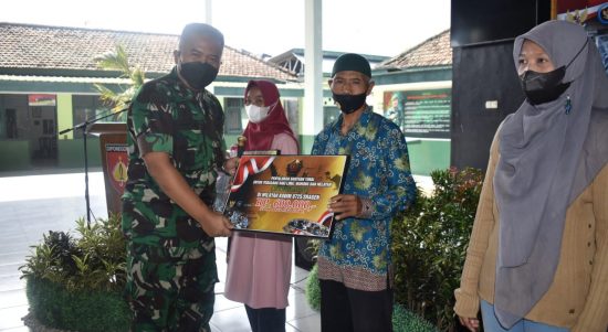 Pedagang Kaki Lima Mendapatkan Bantuan Dana Segar Sebesar 600.000 Rp, Senin (11/04/2022), (V24/Amir)