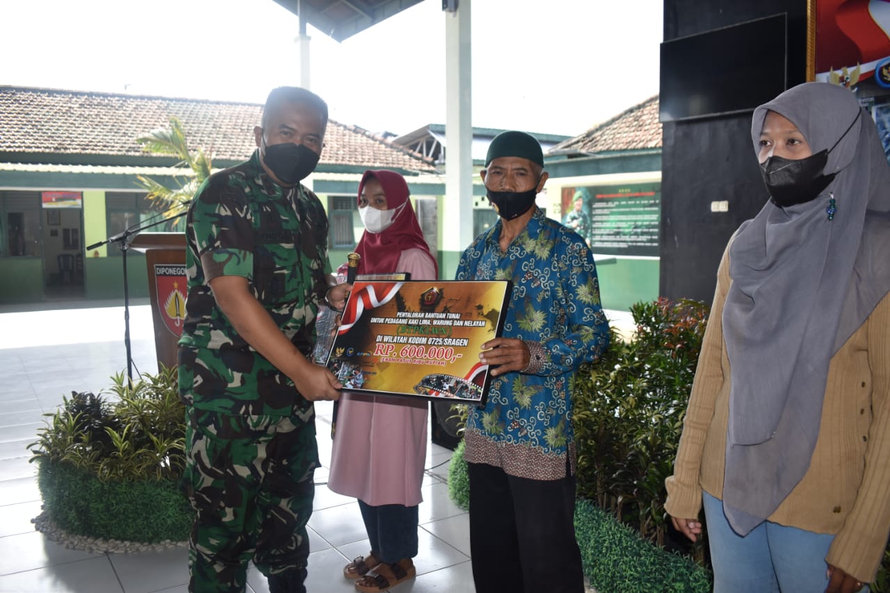 Pedagang Kaki Lima Mendapatkan Bantuan Dana Segar Sebesar 600.000 Rp, Senin (11/04/2022), (V24/Amir)