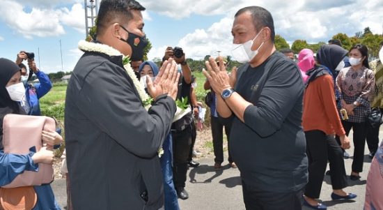 Danrem 023/Ks Baru Bersama Istri di Bandara Pinangsori
