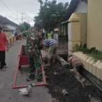 Babinsa Bersama Warga Sedang Kerja Bakti, Senin (11/04/2022), (Foto: V24/Madli)