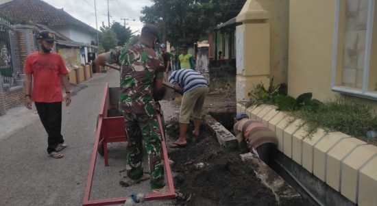 Babinsa Bersama Warga Sedang Kerja Bakti, Senin (11/04/2022), (Foto: V24/Madli)
