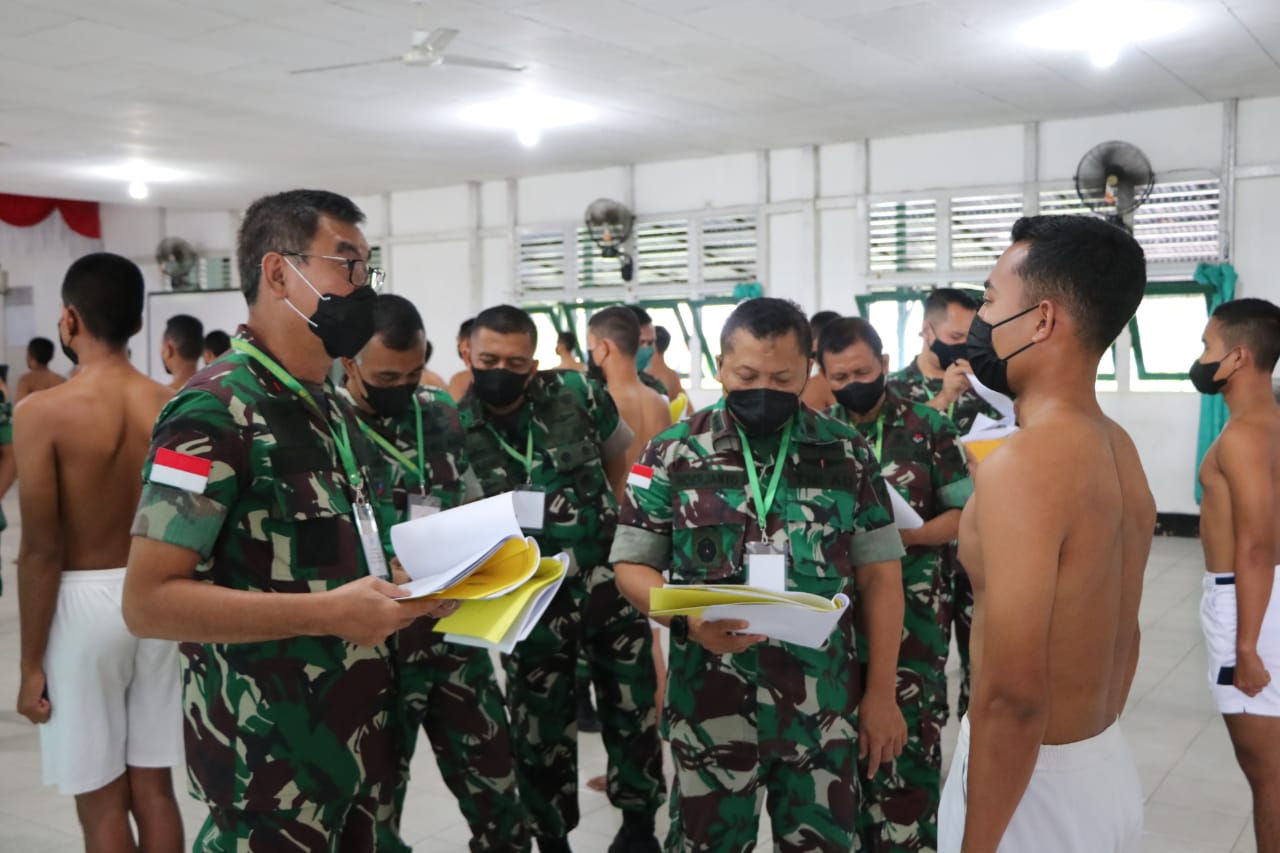 Calon TNI Diuji Kesehatannya, Senin (11/04/2022), (Foto: V24/AL)