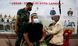 Sebanyak Ratusan Vaksin Diberikan Kepada Warga di Masjid Babul Rahmah, Senin (11/04/2022), (Foto: V24/AL) Sebanyak Ratusan Vaksin Diberikan Kepada Warga di Masjid Babul Rahmah, Senin (11/04/2022), (Foto: V24/AL)