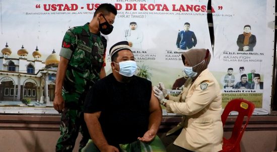 Sebanyak Ratusan Vaksin Diberikan Kepada Warga di Masjid Babul Rahmah, Senin (11/04/2022), (Foto: V24/AL)