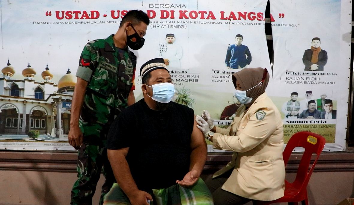 Sebanyak Ratusan Vaksin Diberikan Kepada Warga di Masjid Babul Rahmah, Senin (11/04/2022), (Foto: V24/AL)