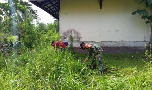 Rumput yang Panjang Menyelimuti Lapangan Sekolah, Selasa (12/04/2022), (Foto: V24/AL)