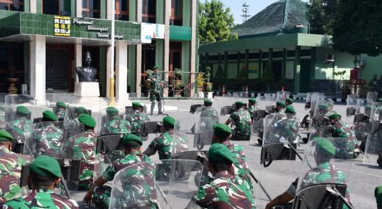 TNI Mengsiagakan Personelnya Dalam Menjaga Aksi Demo, Senin (11/04/2022), (Foto: V24/AL)