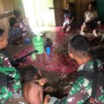 TNI Berkunjung ke Rumah Warga Bertempat di Kampung Gambut Koya Barat, Selasa (12/04/2022), (Foto: V24/AL)