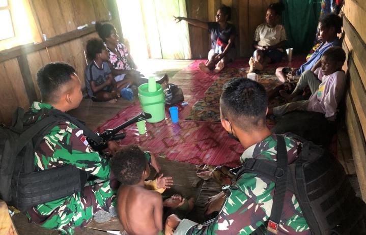TNI Berkunjung ke Rumah Warga Bertempat di Kampung Gambut Koya Barat, Selasa (12/04/2022), (Foto: V24/AL)