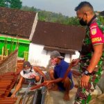 Ternyata Babinsa Juga Dapat Memperbaiki Atap Rumah Warga, Selasa (12/04/2022), (Foto: V24/Rudi)