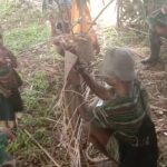 TNI Membuat Kerajinan Tangan Bersama Tokoh Masyarakat, Selasa (12/04/2022), (Foto: V24/AL)
