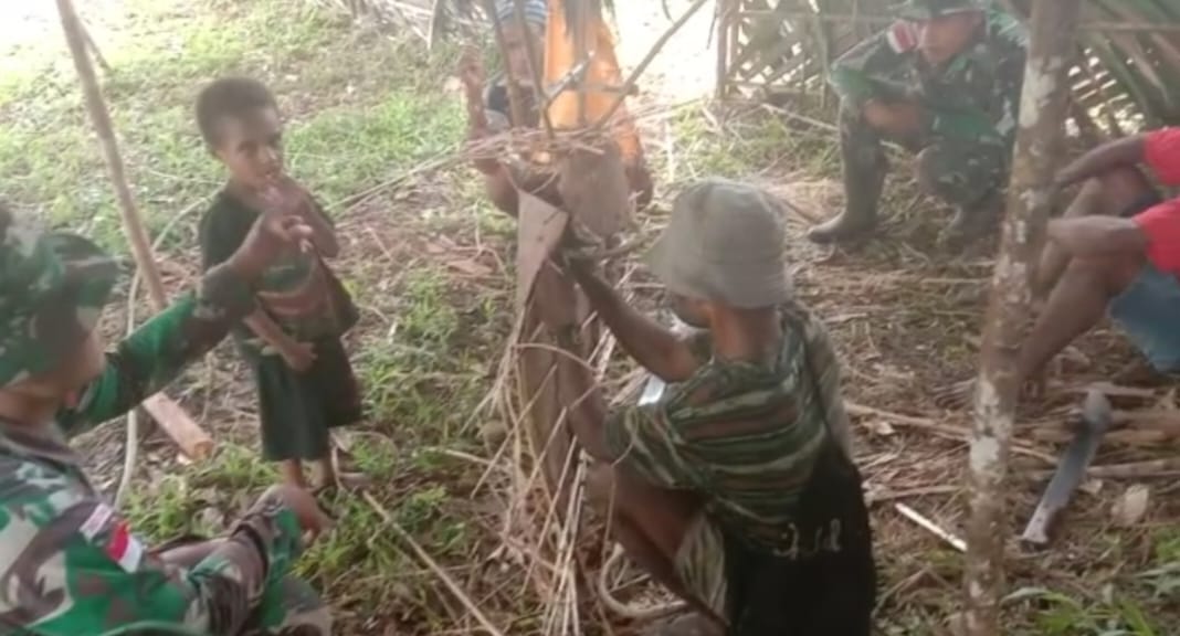TNI Membuat Kerajinan Tangan Bersama Tokoh Masyarakat, Selasa (12/04/2022), (Foto: V24/AL)