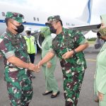 Kasad Disambut Dengan Hangat di Bandara Mopah, Senin (11/04/2022), (Foto: V24/AL)