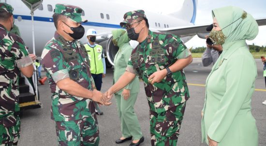 Kasad Disambut Dengan Hangat di Bandara Mopah, Senin (11/04/2022), (Foto: V24/AL)
