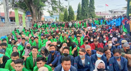 aliansi Mahasiswa AMISABI Tabaksel di kantor DPRD kota Padangsidimpuan , Selasa (11/04/2022), (Foto: V24/AL)