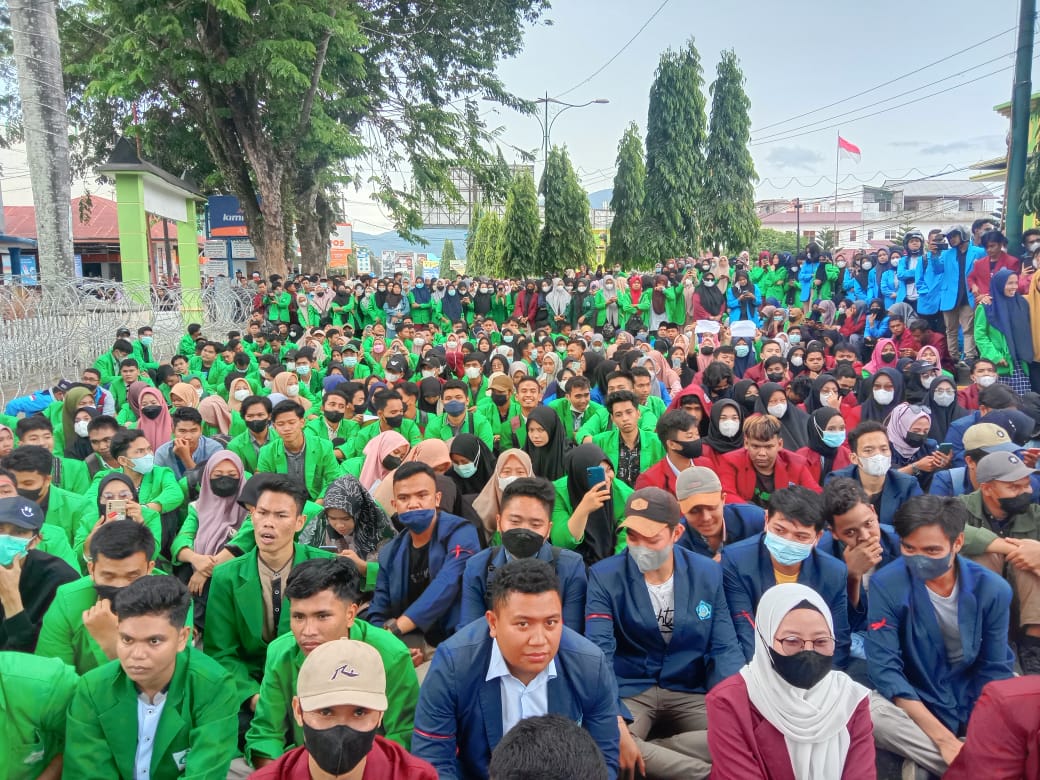 aliansi Mahasiswa AMISABI Tabaksel di kantor DPRD kota Padangsidimpuan , Selasa (11/04/2022), (Foto: V24/AL)