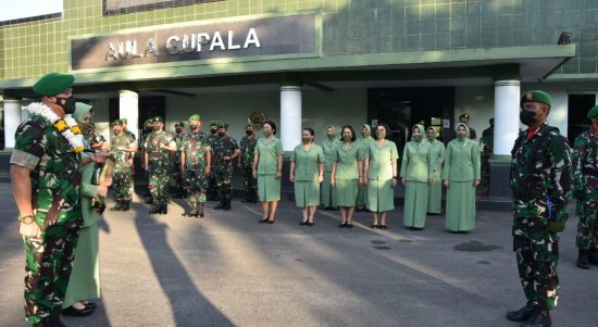Acara Tradisi Penyambutan Danrem Merupakan Rangkaian Kegiatan Dari Serah Terima Jabatan, Selasa (12/04/2022), (Foto: V24/AL)