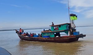 Kapal Tersebut Terdiri dari 11 Orang PMI/TKI Ilegal dan 4 Orang ABK, Minggu (10/04/2022), (Foto: V24/M.anwar)