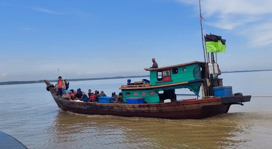 Kapal Tersebut Terdiri dari 11 Orang PMI/TKI Ilegal dan 4 Orang ABK, Minggu (10/04/2022), (Foto: V24/M.anwar)