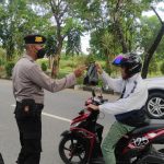 Polres Kubu Raya Membagikan Makanan Gratis Kepada Masyarakat, Selasa (12/04/2022), (Foto: V24/Dedi)