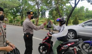 Polres Kubu Raya Membagikan Makanan Gratis Kepada Masyarakat, Selasa (12/04/2022), (Foto: V24/Dedi) Polres Kubu Raya Membagikan Makanan Gratis Kepada Masyarakat, Selasa (12/04/2022), (Foto: V24/Dedi)