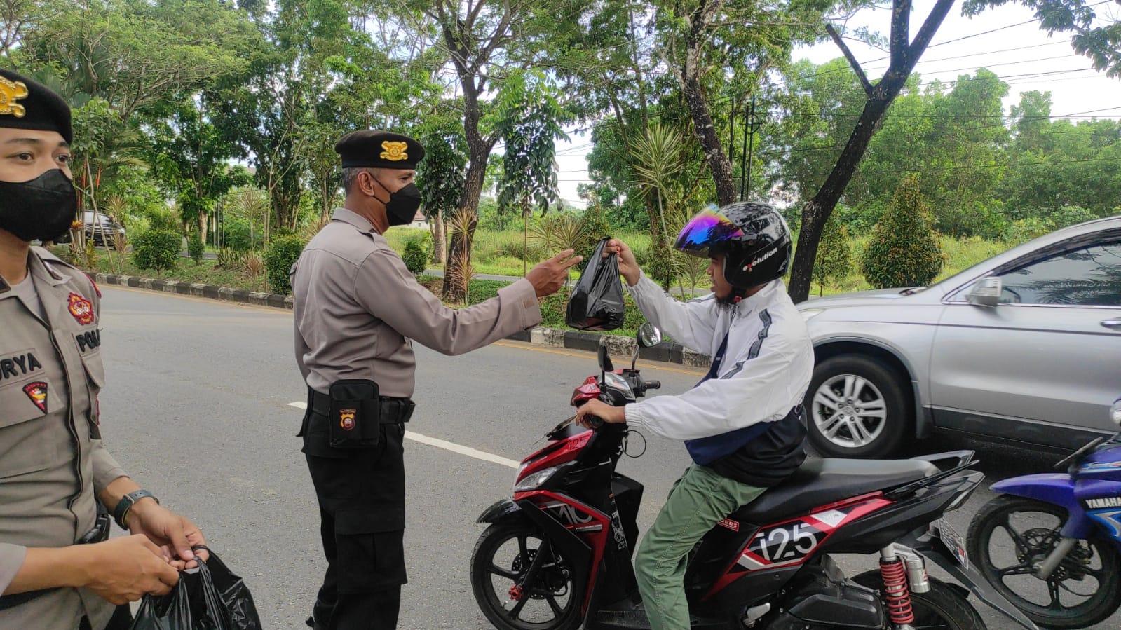 Polres Kubu Raya Membagikan Makanan Gratis Kepada Masyarakat, Selasa (12/04/2022), (Foto: V24/Dedi)