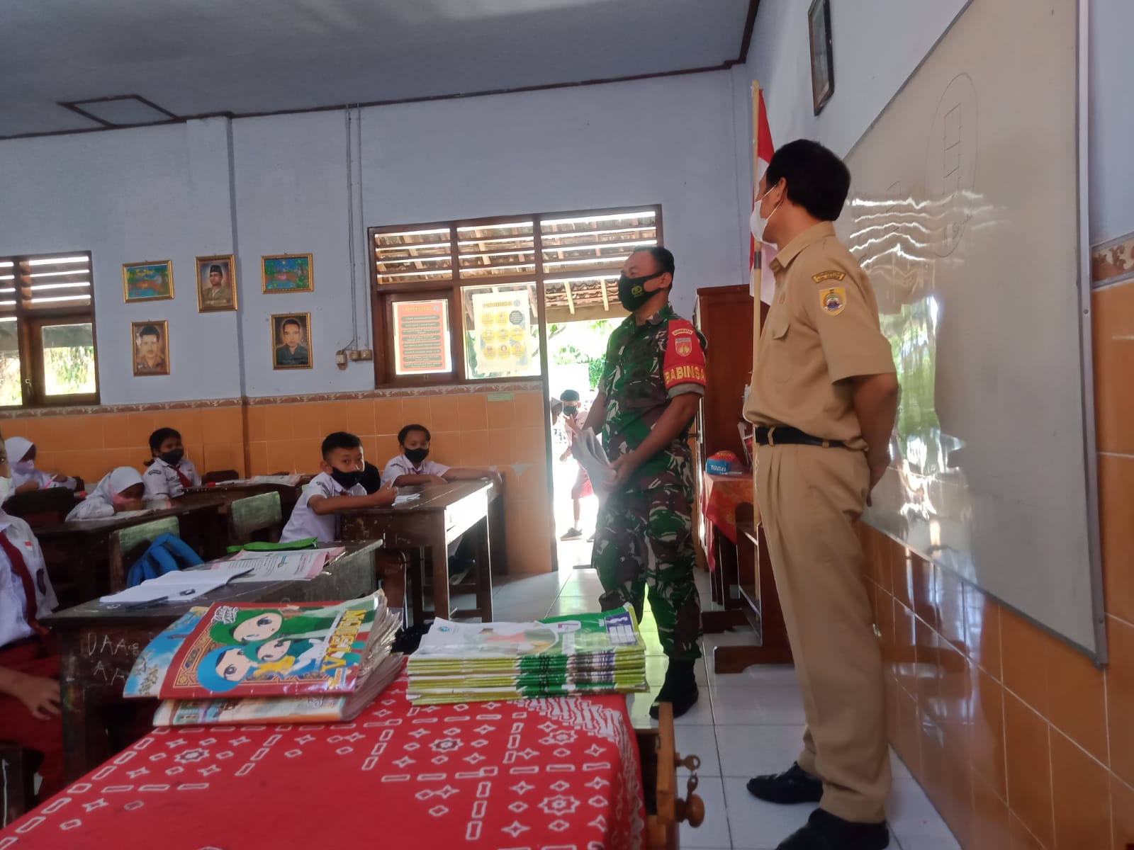 Anak SD Diberi Pelajaran Berharga Mengenai Sejarah Indonesia, Rabu (13/04/2022), (Foto: V24/Amir)