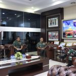Pangdam Mendapat Kunjungan Dari Wakil Asisten Latihan di Ruangan Favoritnya, Rabu (13/04/2022), (Foto: V24/Dedi)