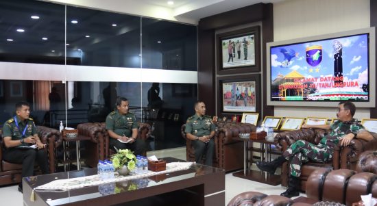 Pangdam Mendapat Kunjungan Dari Wakil Asisten Latihan di Ruangan Favoritnya, Rabu (13/04/2022), (Foto: V24/Dedi)