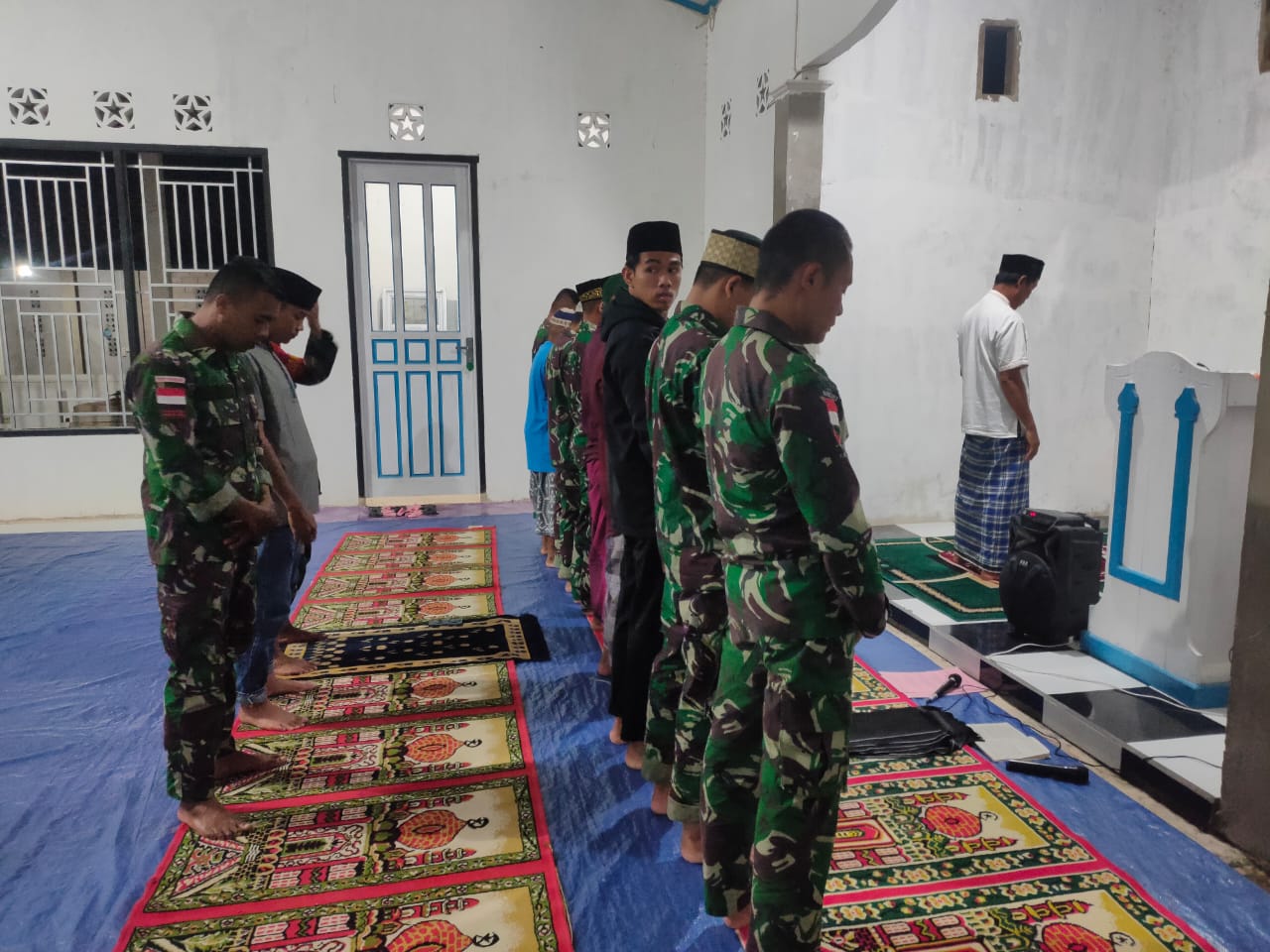 TNI Melaksanakan Ibadah Shalat Terawih di Malam Hari, Rabu (13/04/2022), (Foto: V24/AL)