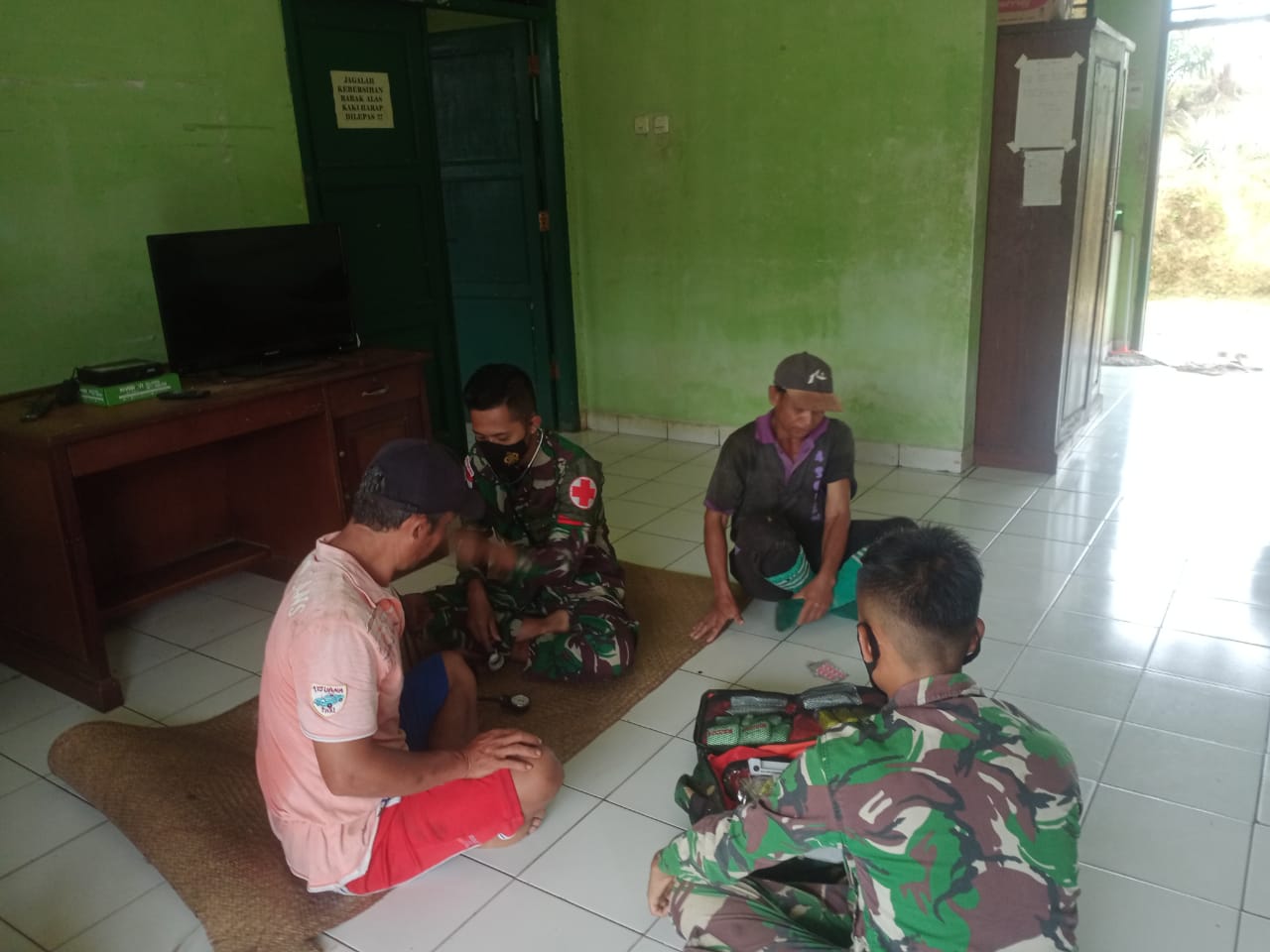 TNI Memberikan Sarana Kesahatan Keliling Untuk Masyarakat Perbatasan, Rabu (13/04/2022), (Foto: V24/AL)