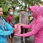Warga Penggunan Jalan Yang Menerima Takjil Sambil Tersenyum, Rabu (13/04/2022), (Foto: V24/M.anwar)
