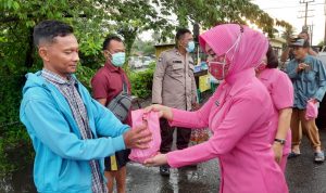 Warga Penggunan Jalan Yang Menerima Takjil Sambil Tersenyum, Rabu (13/04/2022), (Foto: V24/M.anwar)