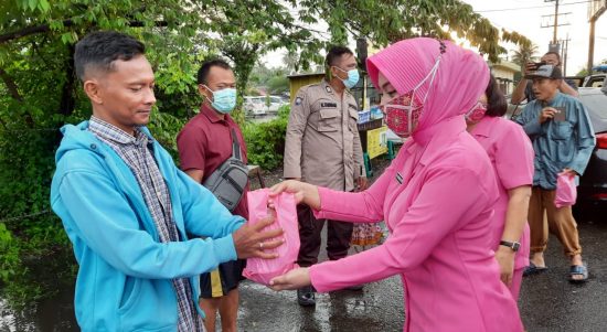 Warga Penggunan Jalan Yang Menerima Takjil Sambil Tersenyum, Rabu (13/04/2022), (Foto: V24/M.anwar)