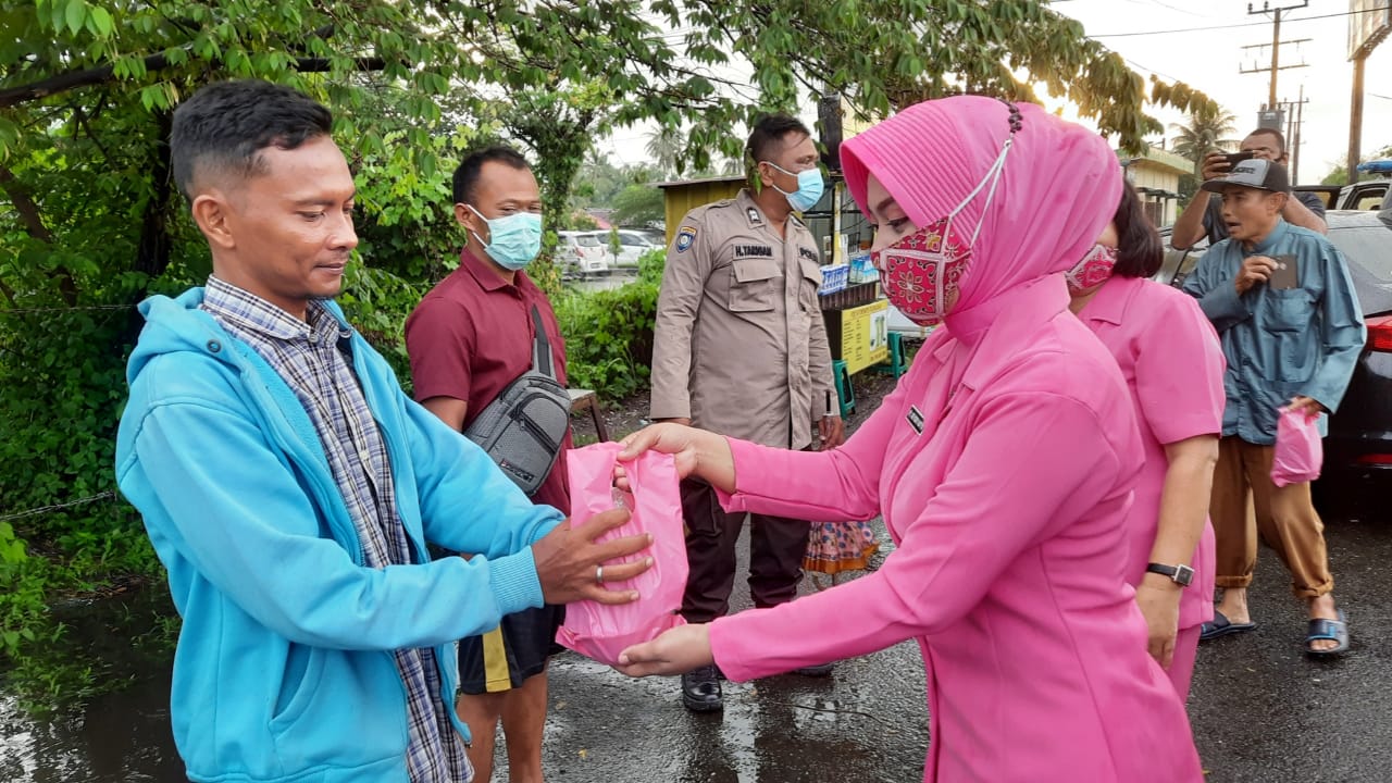 Warga Penggunan Jalan Yang Menerima Takjil Sambil Tersenyum, Rabu (13/04/2022), (Foto: V24/M.anwar)