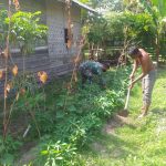 Warga Peureulak Timur Diajarkan Untuk Bercocok Tanam Oleh Babinsa, Selasa (12/04/2022), (Foto: V24/AL)