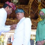 Kasad Disambut Oleh Panglisir Puri Ageng Blahbatuh Anak Agung Kakarsana dengan Pengalungan Bunga, Kamis (14/04/2022), (Foto: V24/AL)