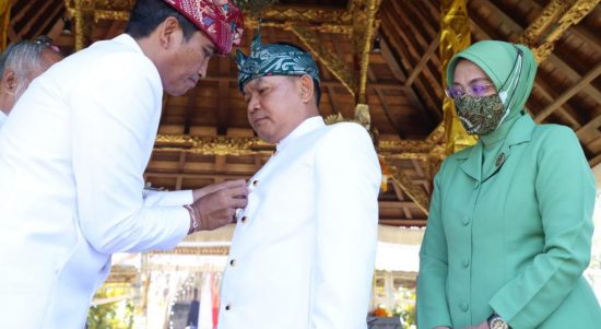 Kasad Disambut Oleh Panglisir Puri Ageng Blahbatuh Anak Agung Kakarsana dengan Pengalungan Bunga, Kamis (14/04/2022), (Foto: V24/AL)